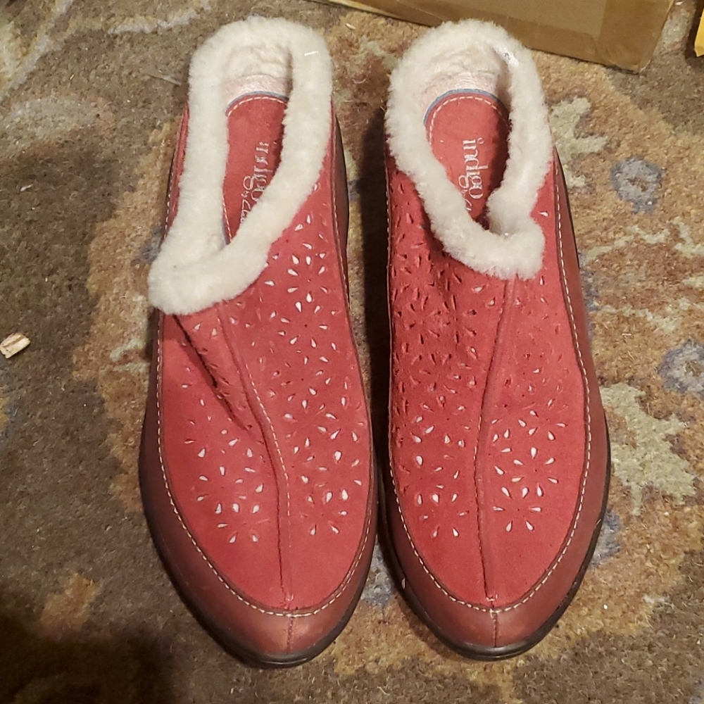Indigo by Clark's size 6.5 red suede shearling